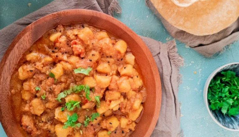 Tasty Aloo Ki Tarkari Pakistani Food Recipe (Potato Curry)