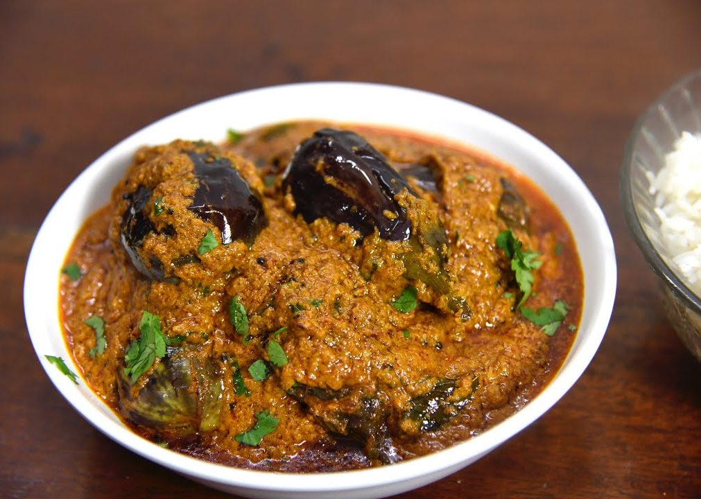 Stuffed Brinjal Curry (Badanekayi Ennegayi Palya) Recipe
